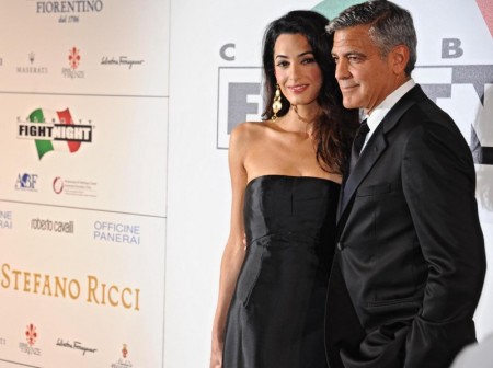 George Clooney e Amal Alamuddin (abito di lei Dolce & Gabbana)