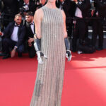 Bebe Vio sfila al Festival di Cannes 2024 in un abito di tulle carico di cristalli firmato Christian Dior