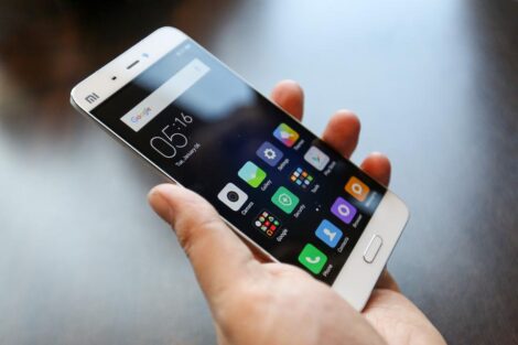 Torino, gli tolgono lo smartphone: 15enne in ospedale per crisi d’astinenza