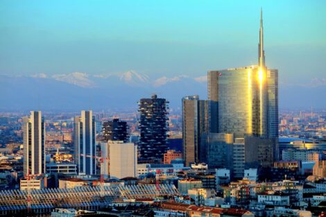 Milano, aggredita una donna con disabilità in via della Spiga: 28enne arrestato