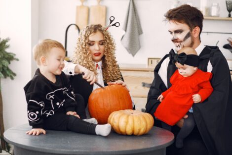 Halloween, attenzione a trucchi, glitter e maschere: i rischi per la salute della pelle